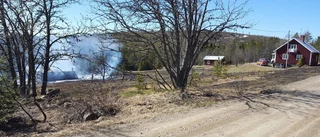 Larm om brand i ladugård utanför Adak