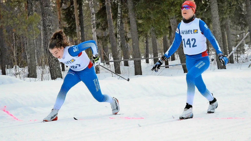 Saga Nilsson och Elin Henriksson åker på läger.