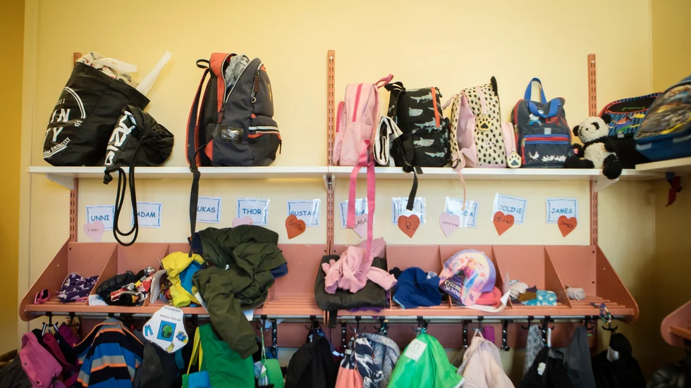 Det dröjer ett tag innan föräldrar kan få komma in i Västerviks förskolor och skolor. 