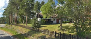 Nya ägare till 70-talshus i Ostvik, Kåge – prislappen: 800 000 kronor
