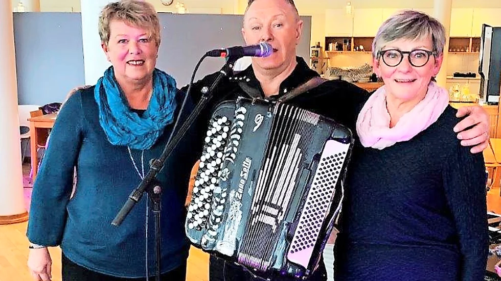 Annika Holmström och Gun Hedblad  hjälpte Åke Swahn att fixa ”Körslaget 2019.” 