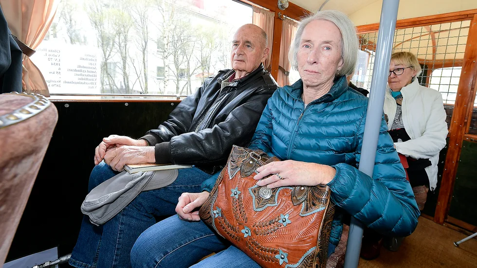 Monica Fortune, som bor i USA, tog med sig maken Joseph till det gamla landet. Bakom dem sitter Umebon Gertrud Lestander. 