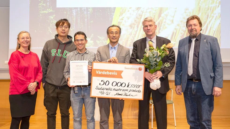 Maria Hedblom, vd Sparbanksstiftelsen Norrland och Göran Ståhl, dekan SLU Skogsvetenskapliga fakulteten, flankerar pristagarna Feng Chen, Carlos Matín, Lars Atterhem och Shaojun Xiong.