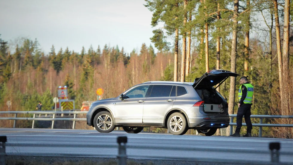 Personal från räddningstjänsten och polisen stängde av infarten till rastplats Frösvi, där tankbilen vält.