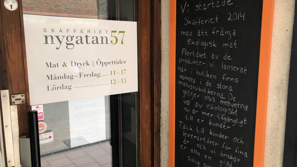 Ett avskedsmeddelande har satts upp vid ingången. 