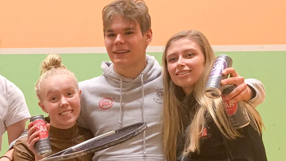 Femman Anna Kaiding och trean Erik Jakobsson var nöjda efter helgens SM-squash i Stockholm. Här tillsammans med Linköpings Emma Gyllstad.