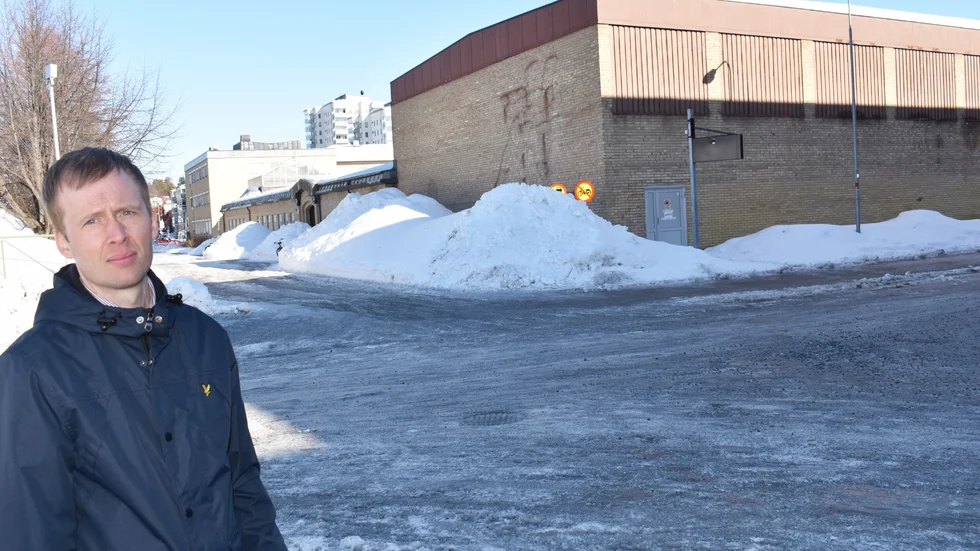 Mikael Thorgren vid Frigghusets södra sida, mot Nygatan. Här ska det nya huset bli fyra våningar högt. 