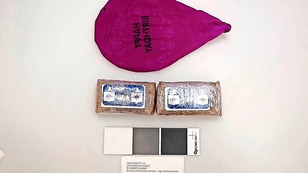 Ballong innehållande cannabis, som låg i en brevförsändelse.