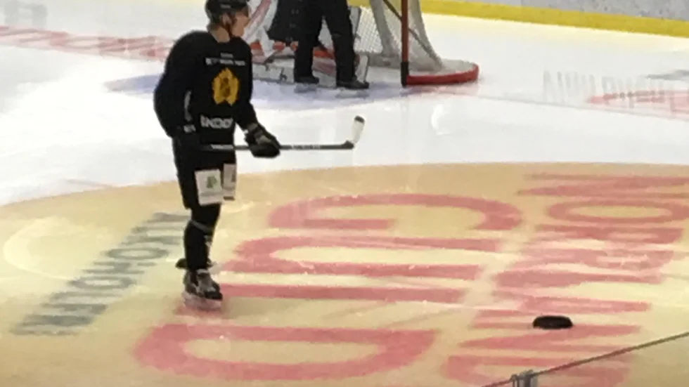 Jonatan Berggren på is före AIK:s värmning tillsammans med Tommy Samuelsson.