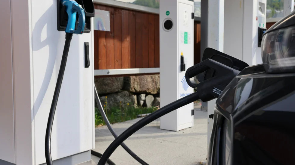 Elbilarna tar allt större andel på personbilsmarknaden, men klimatomställningen går trögare i andra segment. 