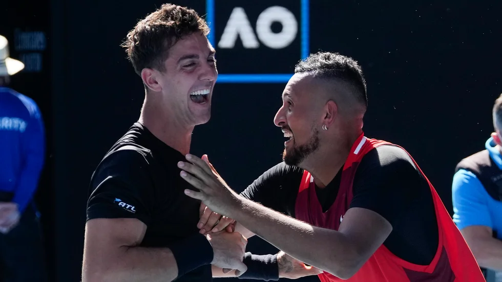 Thanasi Kokkinakis och Nick Kyrgios jublar över skrällsegern i dubbelsemifinalen i Melbourne.