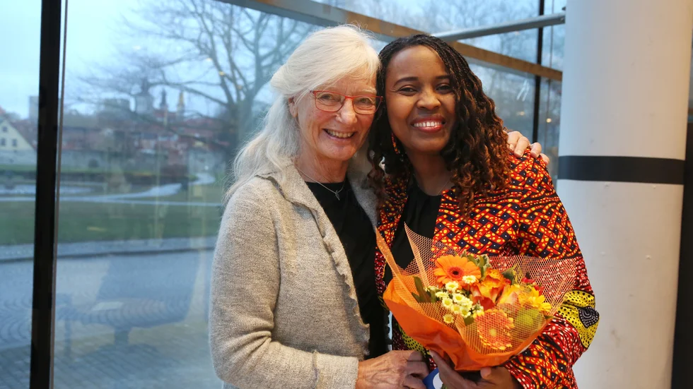 Kerstin Blomberg med årets Emerichpristagare Jeannine Tuyisabe.