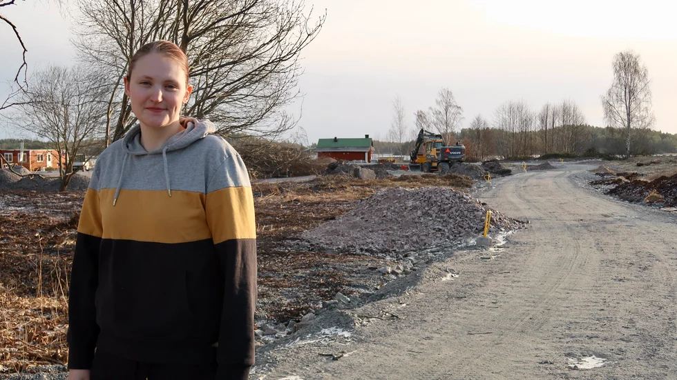 Bygget av den nya cykelvägen bedrivs mittemot Blankaholms lanthandel, som drivs av Sarah Leffers. Hon uppskattar att kommunen satsar i Blankaholm.
