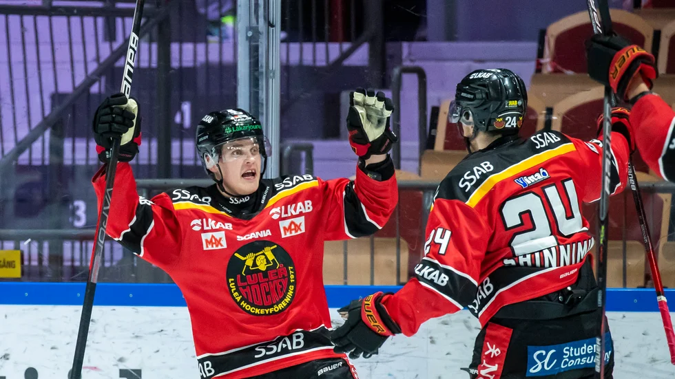 Luleås Julius Honka jublar med Brendan Shinnimin efter sitt 2–1-mål mot Oskarshamn.