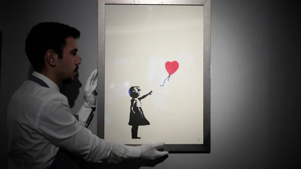 "Flicka med ballong" är ett känt verk av den hemlige gatukonstnären Banksy. Arkivbild.