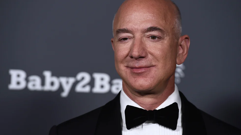 Amazongrundaren Jeff Bezos är till följd av kraftiga kursras på väg att petas från positionen som världens näst rikaste person. Arkivbild.