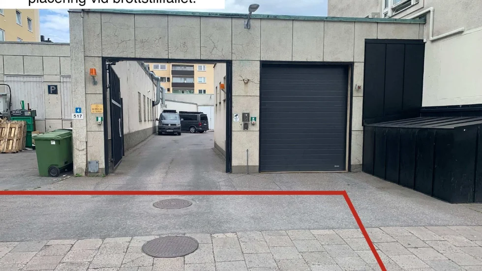 Här stannade en chaufför med en lastbil i somras, precis utanför infarten till polishuset i Eskilstuna.