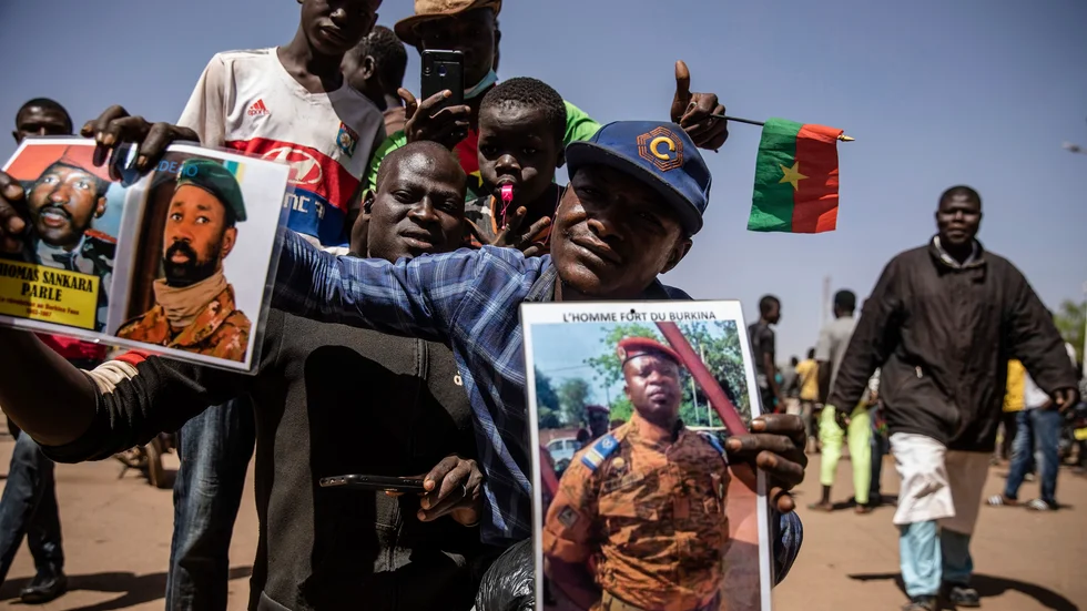 Invånare i Burkina Faso uttrycker stöd för militärkuppens ledare.