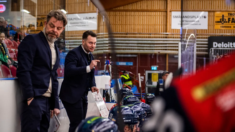 Martin Gudmundsson (t h) i Västerviks bås. Nu kommer den förre Almtunatränaren till Uppsala för första gången som "motståndartränare."