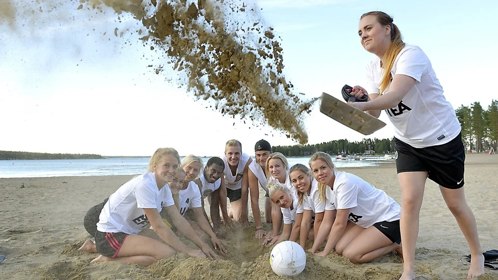 Delar av Skellefteås lag i Beachfotbollens SM i Vetlanda. Foto: Ulf Johansson
