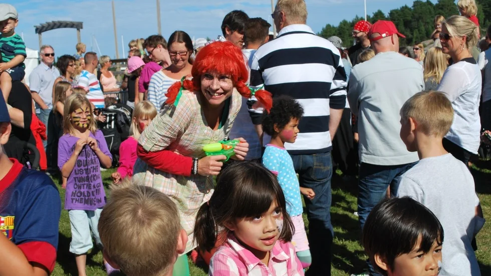 Pippi (Therese Tjärnström) hade det hett om öronen, men tack vare barnens hjälp slapp hon hamna på barnhem. (Foto: Yvonne Rönngren)