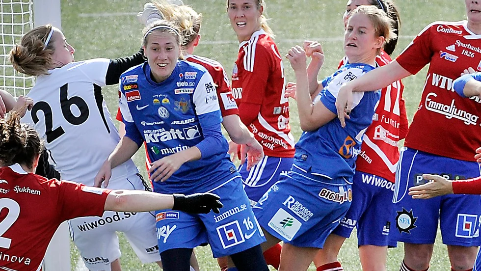 Matilda Rosqvist, här närmast Vittsjös målvakt, klädd i vitt, nätade och ordnade en poäng mot LHC. Nu väntar nästa tuffa utmaning. Arkivbild: Ulf Johansson
