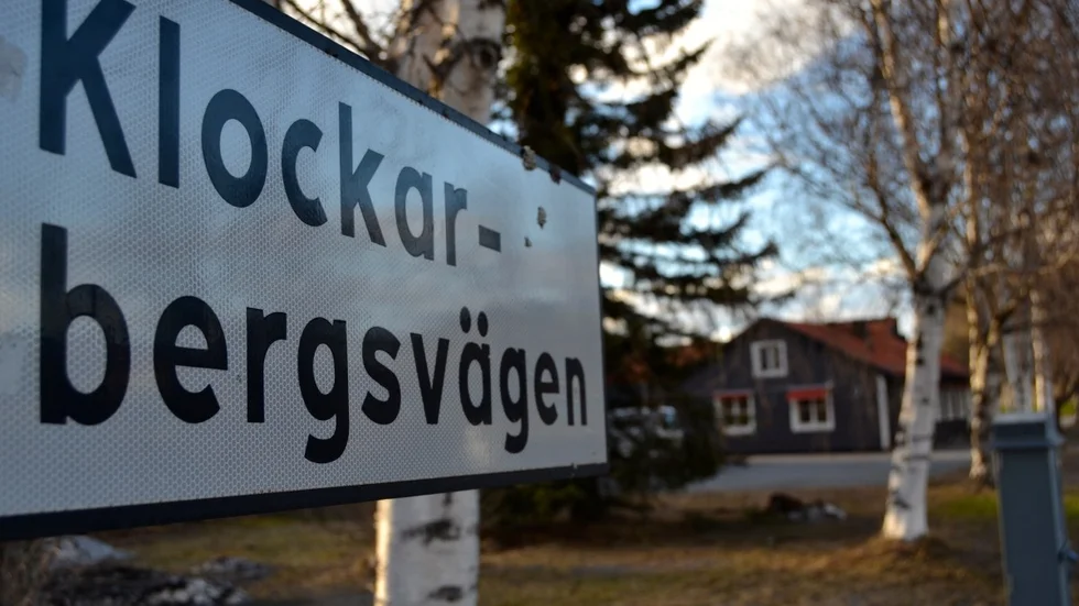 Här på en tomt på Klockarbergsvägen stals den gula lastmaskinen. Foto: HANS BERGGREN
