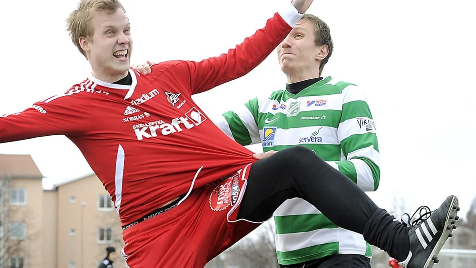 Så här såg det ut i fjol, när Pontus Olofsson och Roger Karlsson var rivaler i Skellefteå FF och Morön. Nu är de lagkamrater. Foto: Ulf Johansson.