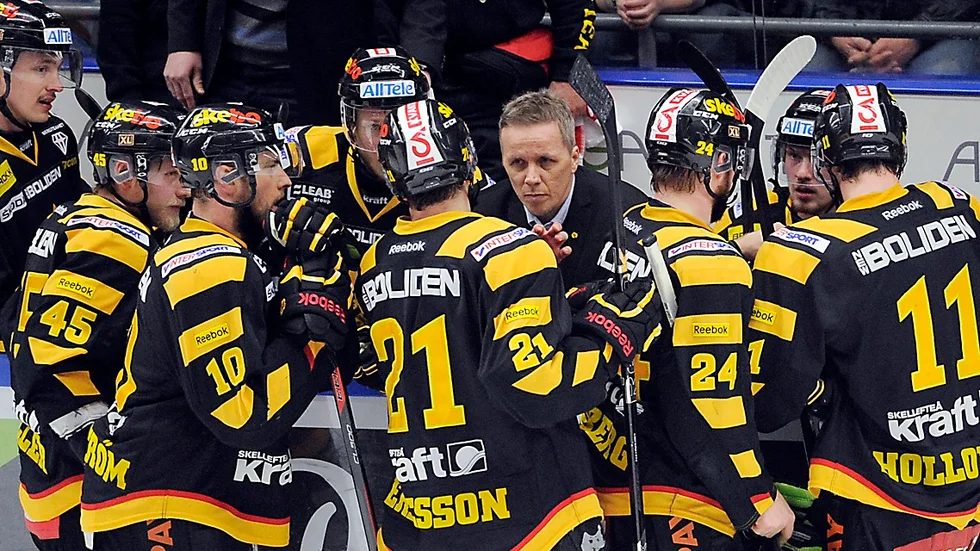 Hans Wallson och hans tränarkollegor coachade till seger i den första SM-finalen mot Luleå. Foto: Ulf Johansson