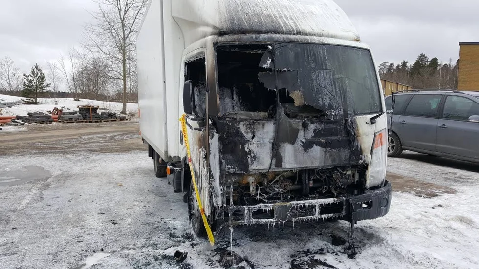 Brand. Lastbilen förstördes på lördagskvällen.