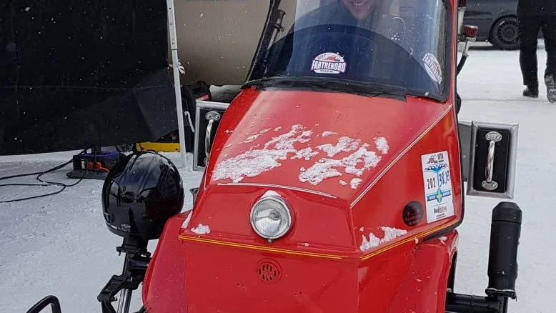 Snart dags. Thomas Andersson på plats när jetopeden bogseras ut till start.