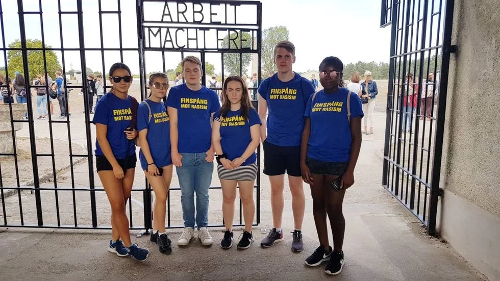 De deltagande ungdomarna vid grinden till Sachsenhausen.
