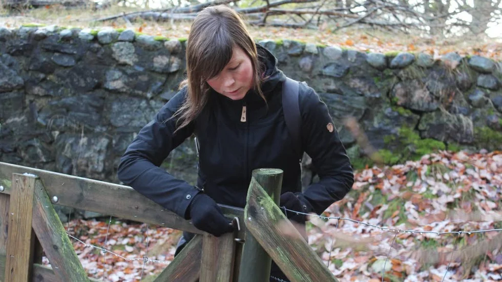 Lina Hedmark, friluftsstrateg hos Norrköpings kommun, planerar för nya fjärilsstigen vid Marmorbruksmuseet.