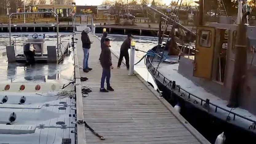Här är en bild från övervakningsfilmen i Lindö Småbåtshamn.
