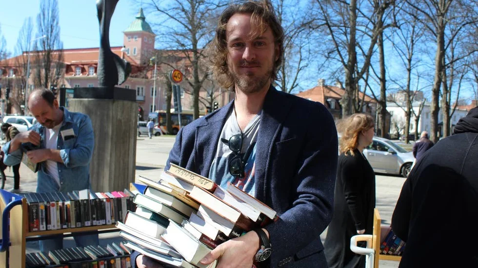 En som definitivt fyndade på bokrean var Mathias Eklöf. Massa litteratur av olika gengre. "Hade velat köpa mer, men har tyvärr bara två händer" säger han.
