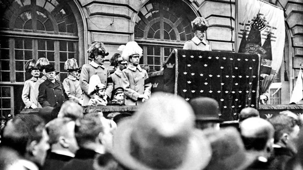 Här håller kung Gustav V Adolf - V-Gurra i folkmun - tal på borggården på Stockholms slott. Året är 1914 och den gamla maktordningen var på väg att avveckals.