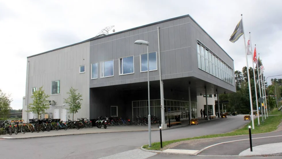Bildningen där biblioteket nu finns.