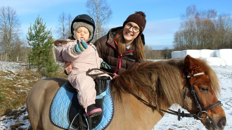 Ryttarkamraternas nya ordförande Isabell Hellerstedt med dottern Stella, 14 månader, som redan börjat med ponnyridning.