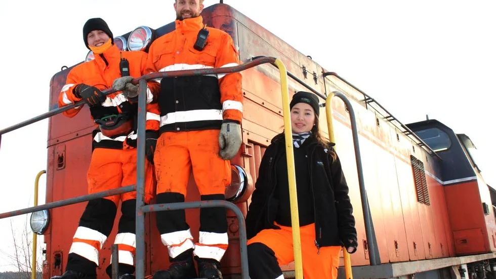 Vill ha bommar.  Green Cargos tågpersonal skulle gärna vilja ha bommar på järnvägskorsningarna i centrala Finspång. Här ses från vänster Max Lindquist, Joakim Öhman och Lilli Moholm.