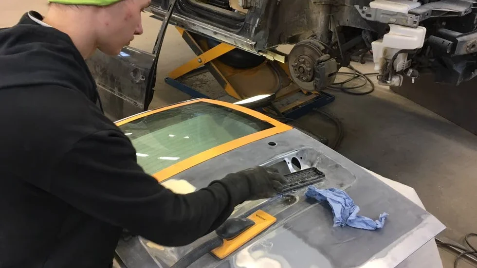 Putsar. Eleven Linus Andersson putsar på en av detaljerna till projektbilen.