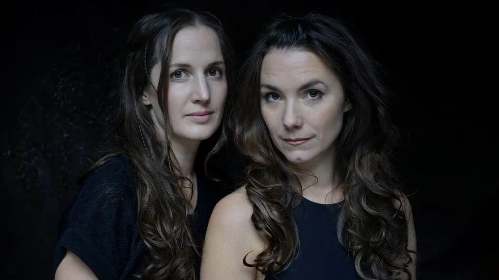 Lisas. Lisa Rydberg och Lisa Eriksson Långbacka är nominerade till "Årets utgåva" för sitt album "Fiddle and accordeon conversations".