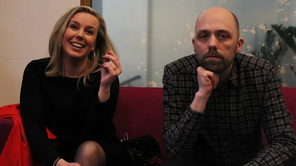 Fler samtal. Vänsterpartiets Linda Snecker och Nicklas Lundström tog till sig av vad Grayson Lookner hade att säga. "Vi kommer vara ute i våra starka områden och träffa folk betydligt mer det här valet", säger Nicklas.