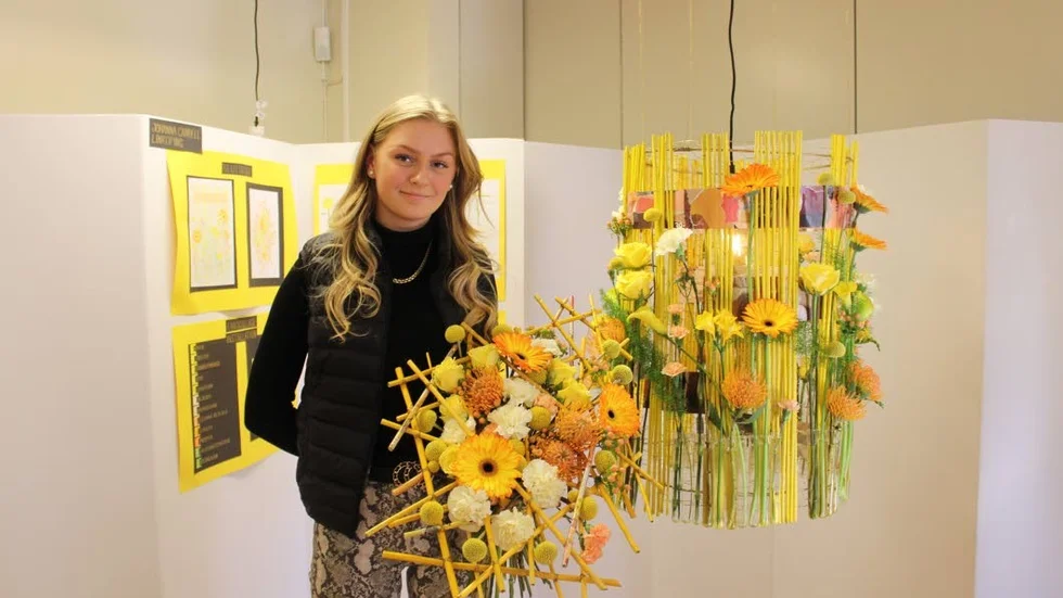 I trendfärgen gul har Johanna Candell gjort sitt gymnasiearbete, däribland en lampa gjord av blommor och växter.