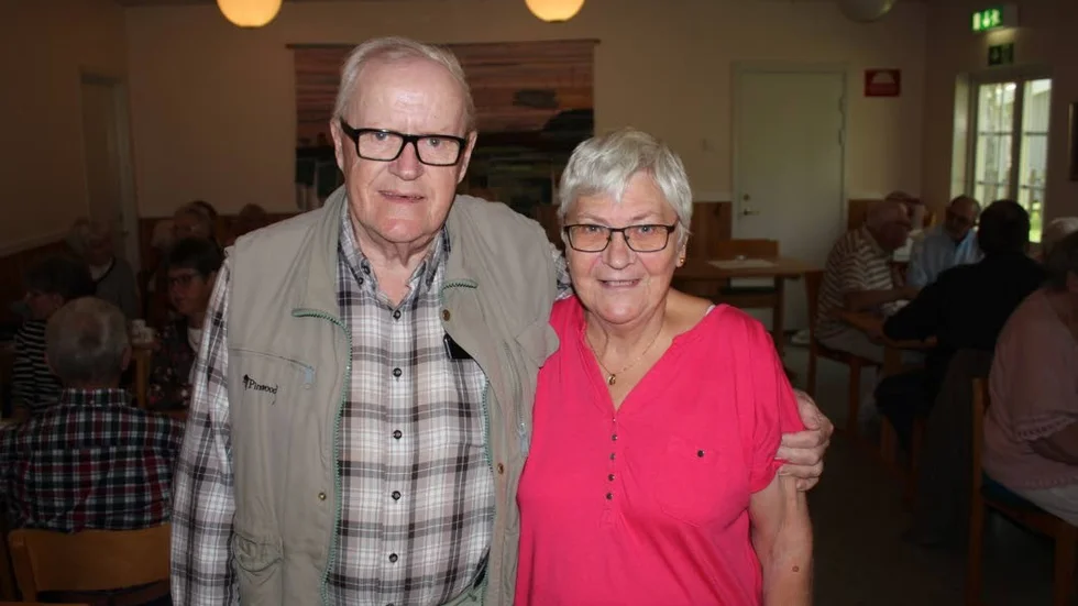 Lasse Palmqvist och Birgit Eriksson höll i PRO Hällestads möte i Igelfors. Lasse informerade om nyheter från PRO och Birgit skötte bingospelet.