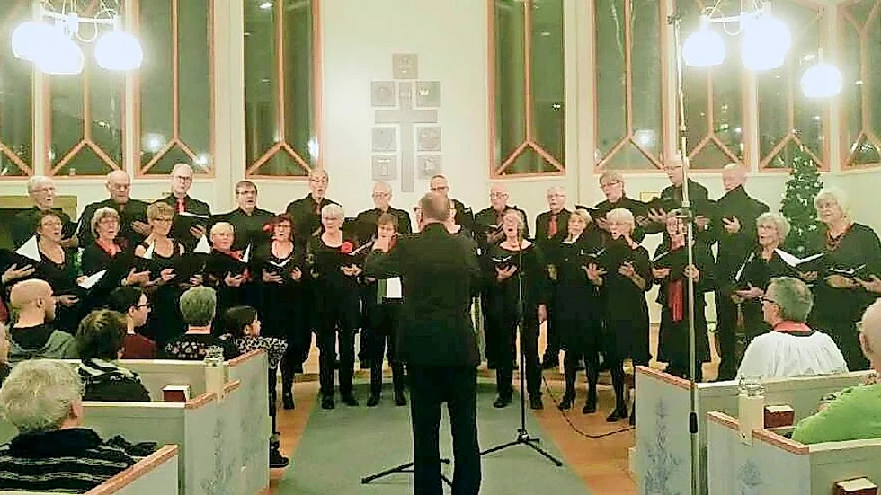Traditionellt. Under ledning av Eric Oscarsson framförde Da Capo en lång rad kända julsånger.
