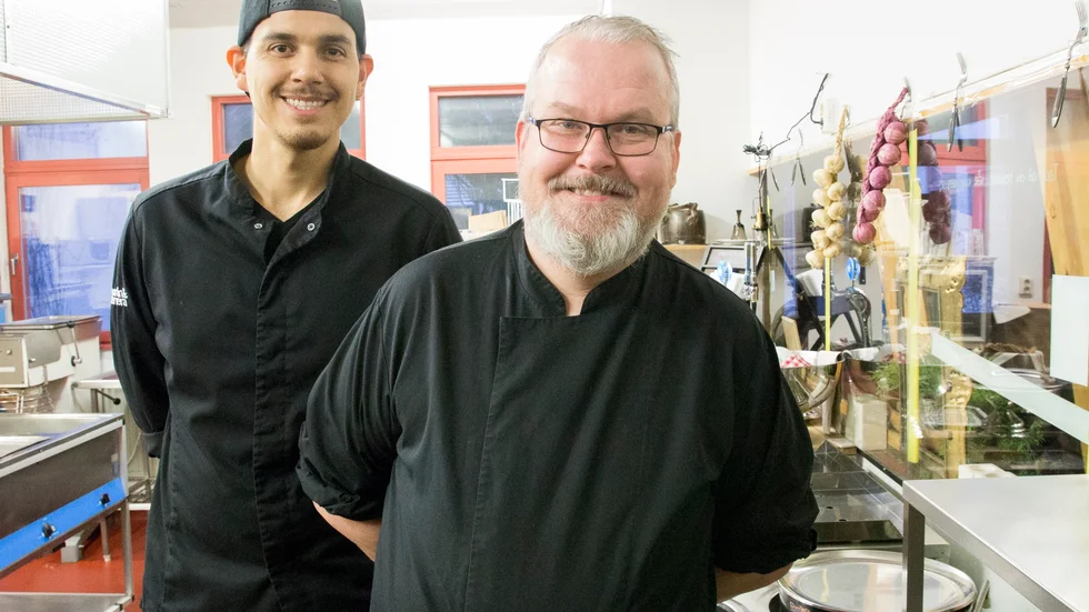 Kockarna Carlos Ochoa och Anders Johansson på Claudias kök gör sig redo för ännu en jul där mat ska lagas även åt de mest behövande i Katrineholm.