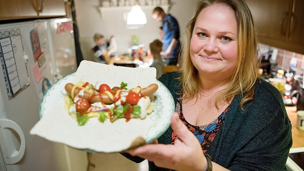 Intresse. Matbloggaren Erika Skogly gillar att stå i köket. Helst ska det vara festmat, men i dag serverar hon tunnbrödrulle. Foto: Lars Eriksson.