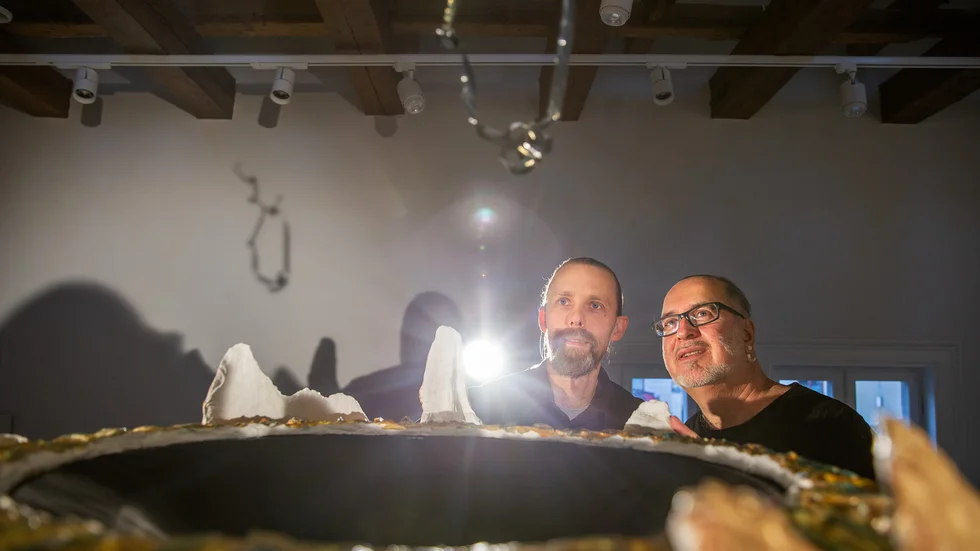 Varje gång ett barn föds börjar konstverket "Framtidshopp" röra sig och lysa. Det är en del av utställningen SustainARTillery+ på Galleri 1, som teknikern Fredrik Borg och konstnären Martin Lima de Faria ligger bakom.   