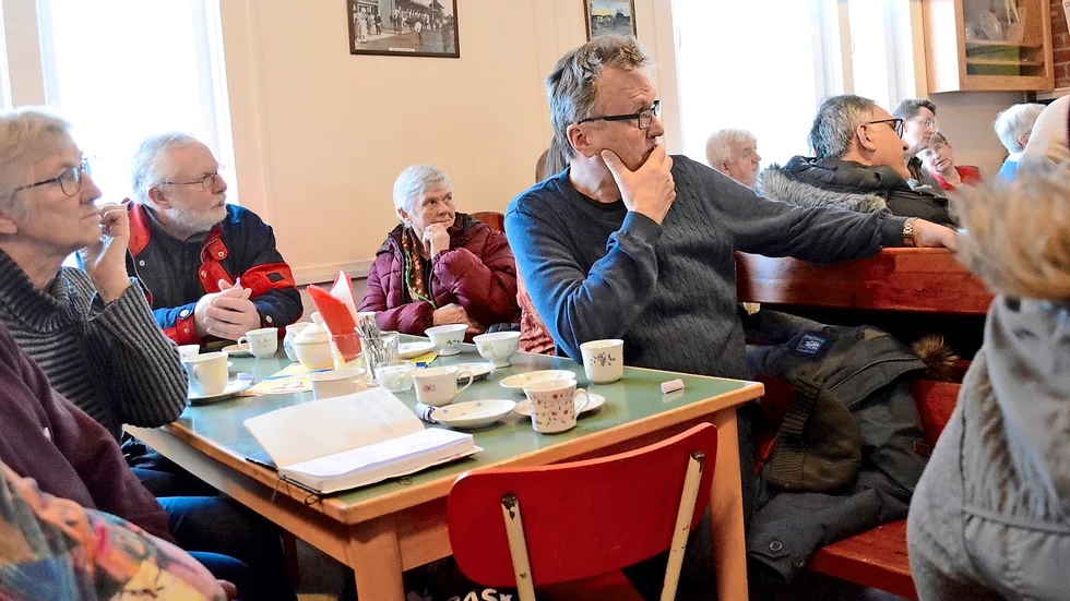 Café Nyfiket. Mötet var välbesökt och åhörarna hade en hel del frågor, tips och idéer. Foto: Lennart Enkvist.
