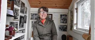 På Carinas utedass tittar kända gamla underhållare på dig: "Hon var verkligen en diva"